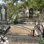 ограды, бетонные площадки, памятники