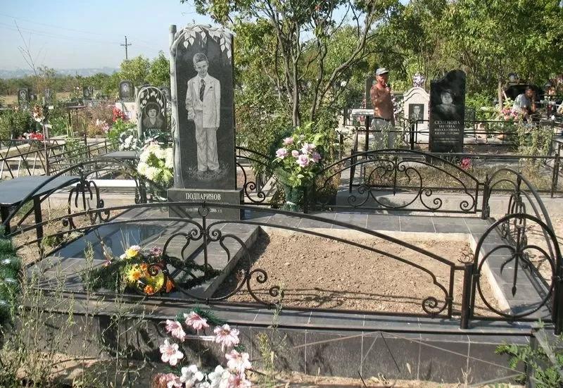 ограды, бетонные площадки, памятники