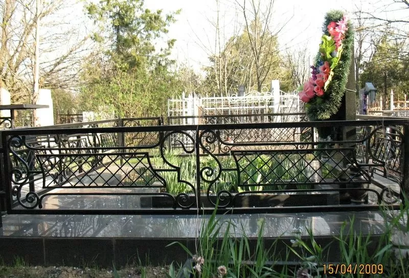 ограды, бетонные площадки, памятники. 5