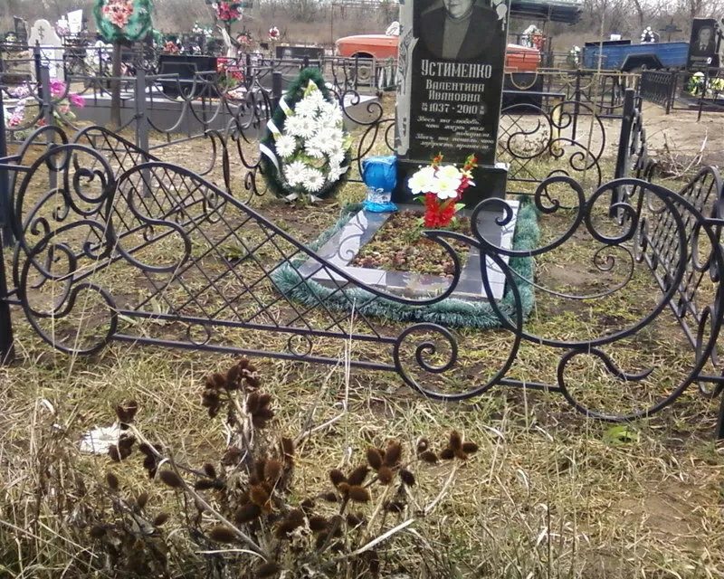 ограды, бетонные площадки, памятники.